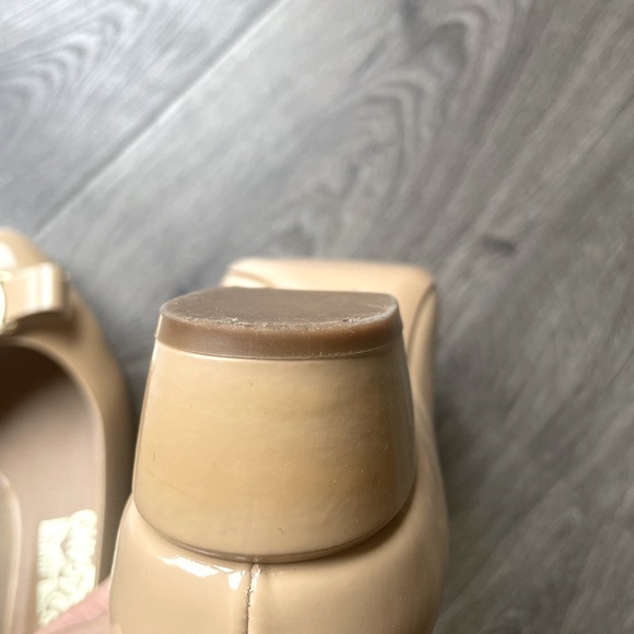 Salvatore Ferragamo Vara Patent Low-heel Pump in New Bisque in 6.5C or 36.5C - Picture 4 of 7